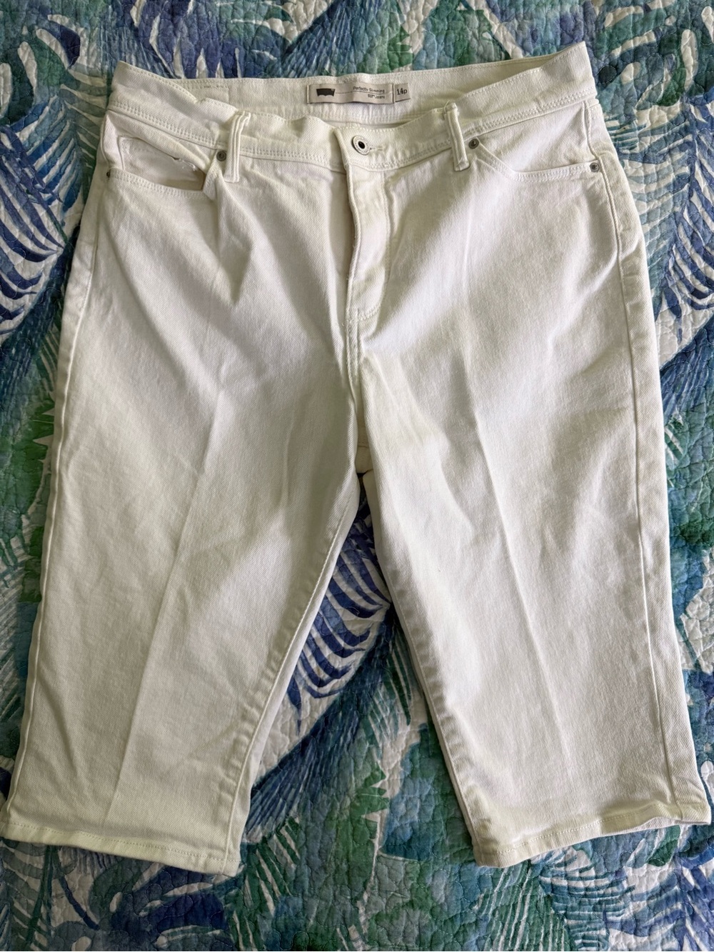 Levi’s Perfectly Slimming 512 White Denim Shorts Size 14 Petite